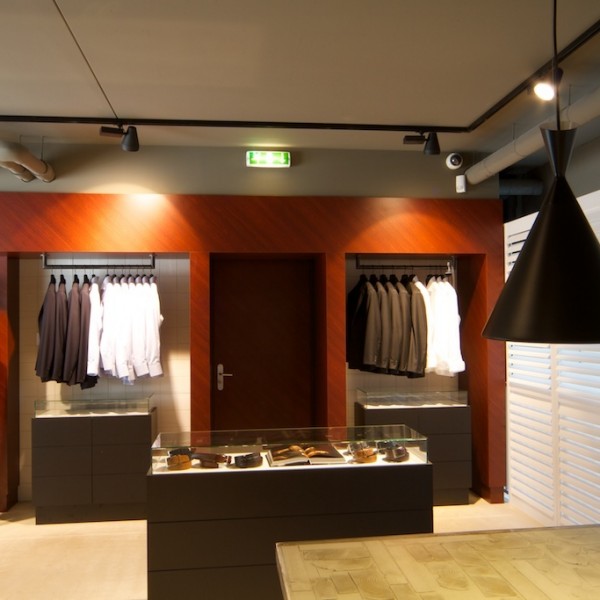 Lichtontwerp winkel herenkleding #retail #retaildesign #lichtplan